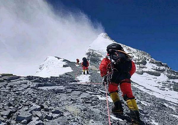 98年，美國女登山家在海拔8千米倒下，9年後有人看不下去將其安葬