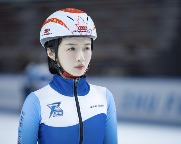 “撞臉”周冬雨，曾因代班謝娜被罵，她新劇搭檔宋祖兒有望走紅