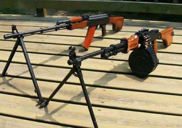 由蘇聯研發的“暴力美學”,稱為毒彈頭的RPK,讓美軍也頭疼不已 由蘇聯研發的“暴力美學”,稱為毒彈頭的RPK,讓美軍也頭疼不已