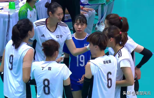 實力懸殊，廣東女排遭遼寧隊0-3橫掃，老帥方巖抱頭露出苦澀笑容