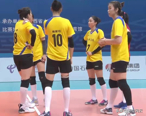 河南女排3-0勝浙江隊,終於擺脫副班長位置,朱婷與隊友擊拳相慶 河南女排3-0勝浙江隊,終於擺脫副班長位置,朱婷與隊友擊拳相慶