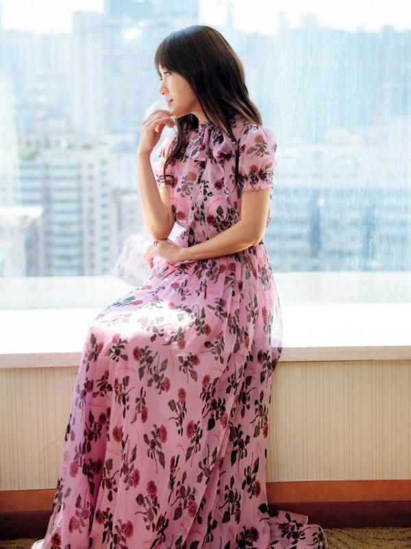 楊鈺瑩不是裝嫩是真嫩!一襲碎花裙甜美可人,配丸子頭哪像有48歲 楊鈺瑩不是裝嫩是真嫩!一襲碎花裙甜美可人,配丸子頭哪像有48歲