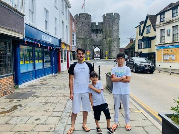 撤離喀布林後:一個阿富汗家庭的英國日記 撤離喀布林後:一個阿富汗家庭的英國日記