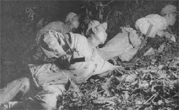 抗美援朝時敵軍用繩子拴在一起,這是啥戰術?志願軍如何巧抓俘虜 抗美援朝時敵軍用繩子拴在一起,這是啥戰術?志願軍如何巧抓俘虜
