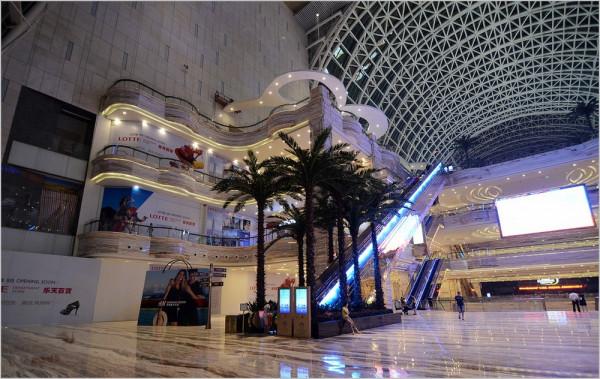 美國遊客來到四川成都,看到當地超大地標,直言:真不愧是中國 美國遊客來到四川成都,看到當地超大地標,直言:真不愧是中國