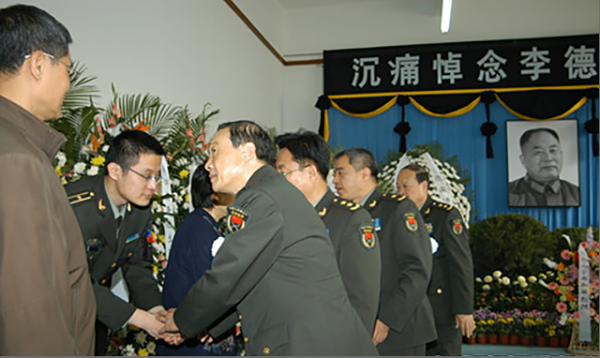 李德生追悼會:李訥與丈夫同行,解放軍抬棺徐行,老鄉盼將軍歸根 李德生追悼會:李訥與丈夫同行,解放軍抬棺徐行,老鄉盼將軍歸根