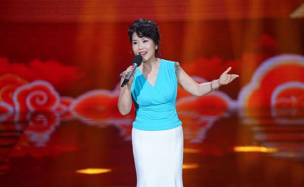 著名歌唱家胡月：嫁給陸劍民，造病歷騙父親，父親去世後泣不成聲