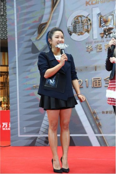 何潔肉肉的也挺好看，西裝配短裙秀雙腿，不咋瘦但很有氣質