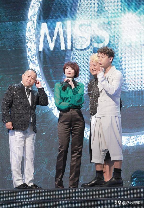 鄭裕玲雖是奶奶的年紀，穿綠色襯衫搭黑色長褲，氣質完勝孫女輩