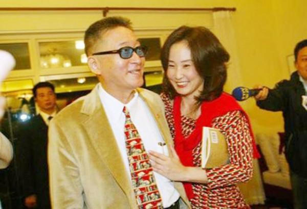 92年李敖與王小屯結婚，拜見年齡比自己還小的岳父母：深深鞠一躬