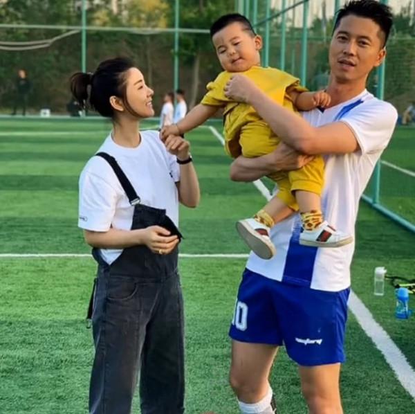 李小萌曬全家福慶中秋,疑暗示二胎性別,王雷抱熟睡兒子超有愛 李小萌曬全家福慶中秋,疑暗示二胎性別,王雷抱熟睡兒子超有愛