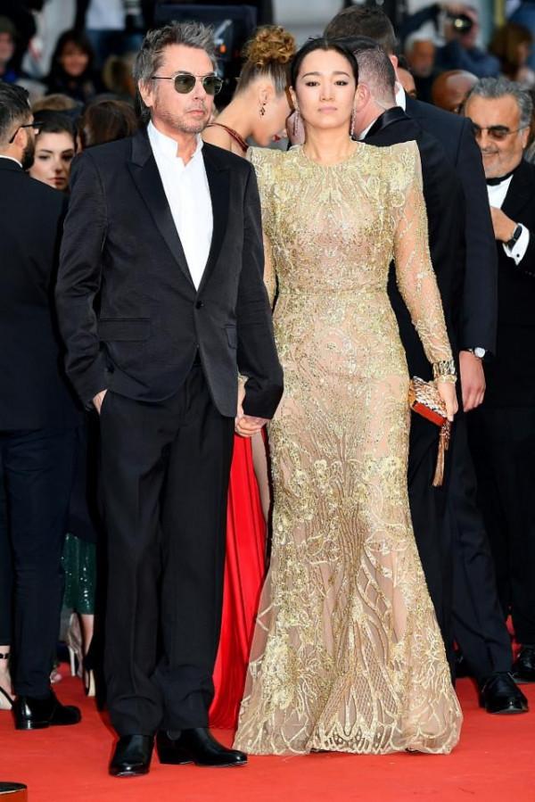 鞏俐的氣質很獨特,和老公出席活動,穿一身金色也不土 鞏俐的氣質很獨特,和老公出席活動,穿一身金色也不土