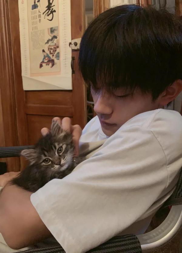 週五的快樂是來自易烊千璽弟弟的美貌暴擊