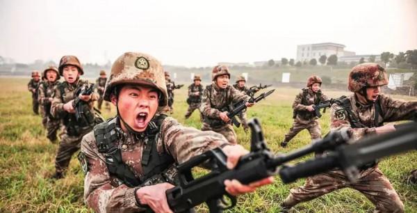 對越作戰結束後,我軍三稜刺刀被“禁用”了?其實是被淘汰了 對越作戰結束後,我軍三稜刺刀被“禁用”了?其實是被淘汰了