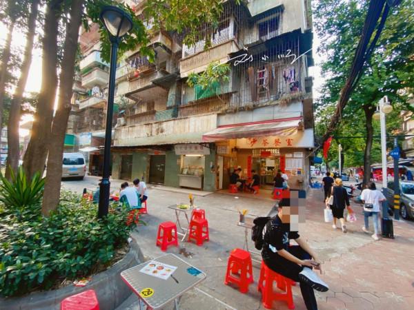 廣東佛山市中心有個復古茶餐廳，藏在小巷裡，遊客還以為到了香港