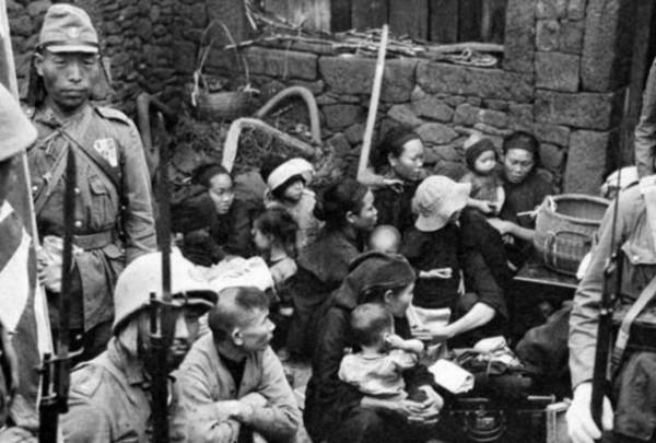 眼看鬼子要屠村，“偽”保長急中生智大喊：“快抓，別讓它跑了”