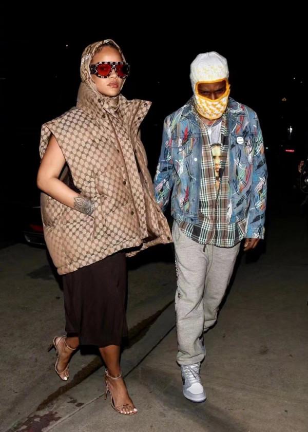 蕾哈娜未婚先孕也很幸福！無懼嚴寒秀孕肚，大衣牛仔穿出超模感