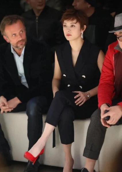 孫儷對自己太自信!穿熒光綠露肩連衣裙優雅貴氣,換別人就土氣了 孫儷對自己太自信!穿熒光綠露肩連衣裙優雅貴氣,換別人就土氣了