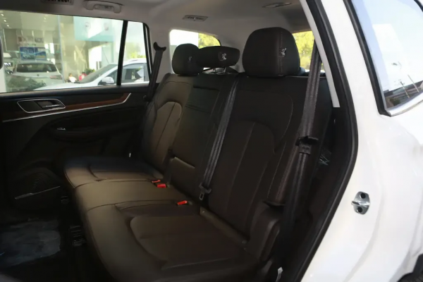 車長近5米，軸距2850mm，配2.0T發動機，榮威RX8表現如何