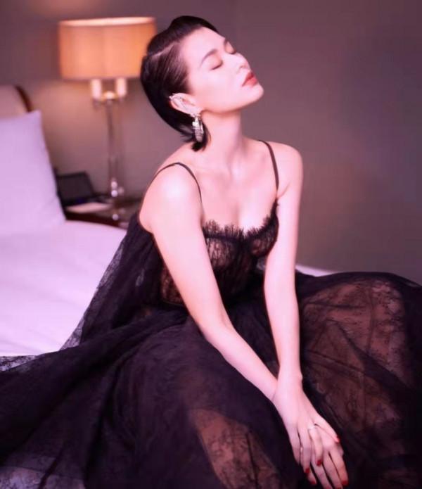 溫馨！胡杏兒一家入住酒店度假，分享與兩個兒子同浸泡泡浴合照