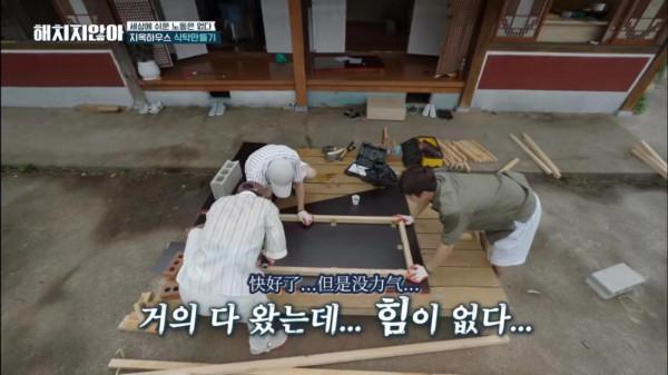 《頂樓》富豪&quot;下凡&quot;爆改農村破屋 連傢俱都要自己做