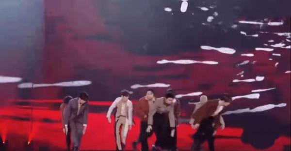 年末晚會變尷尬現場：座位插熒光棒充當觀眾，七大獎無人到場領取