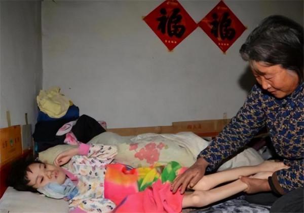 河北35歲懶惰女孩，臥床裝癱讓家人照顧20年，監控戳穿多年騙局