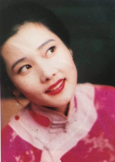 何賽飛：25歲嫁初戀，兒子跟她姓，32年無緋聞，婚姻美滿知足常樂