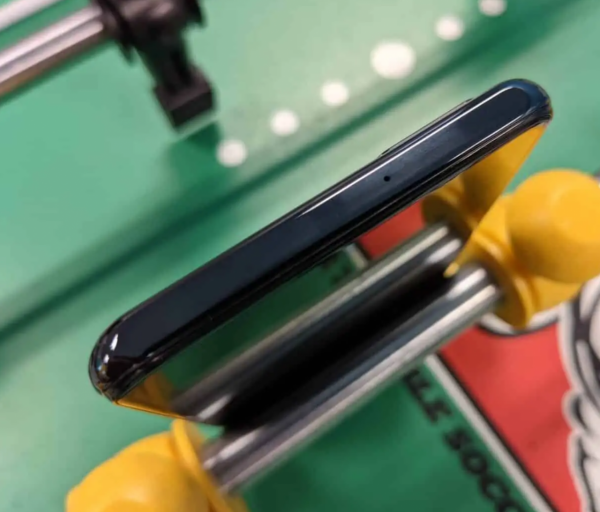 2021年最佳屏下鏡頭手機評測!中興 Axon 30 5G:千元機的完美選擇 2021年最佳屏下鏡頭手機評測!中興 Axon 30 5G:千元機的完美選擇