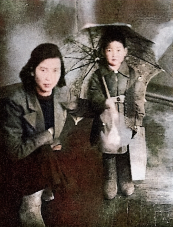 1959年,毛主席參加大女兒李敏婚禮,一向不勝酒力的他連乾數杯 1959年,毛主席參加大女兒李敏婚禮,一向不勝酒力的他連乾數杯