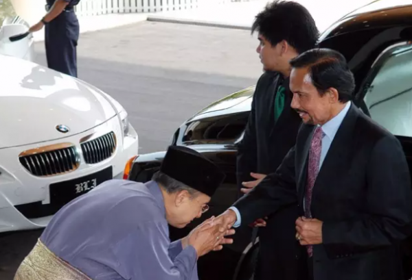 95歲英女王開路虎，卻沒有駕照，汶萊國王身家700億有7000輛豪車