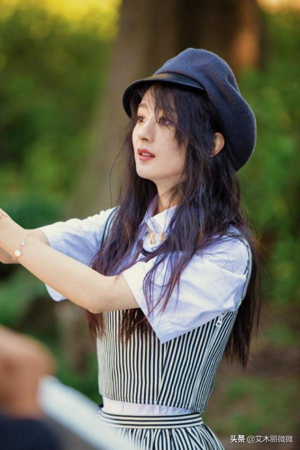 趙麗穎又&OpenCurlyDoubleQuote;嫩&rdquo;回來了，穿露臍t搭綠色開衫超甜，少女感十足