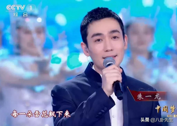 央視國慶晚會：謝霆鋒素顏仍帥氣，劉濤打扮俗氣，黃品源假髮明顯