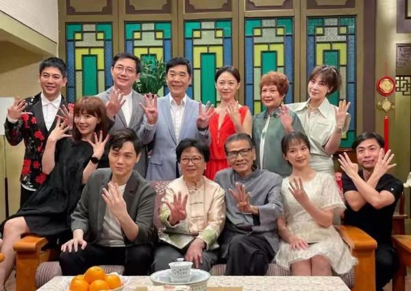 《外來媳婦本地郎》拍復古時裝全家福,康伯康嬸又回來了 《外來媳婦本地郎》拍復古時裝全家福,康伯康嬸又回來了