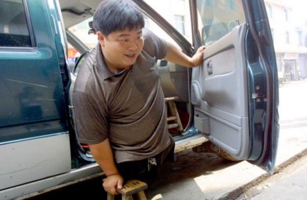 唐毅:7歲失去雙腿,21歲借300元創業,如今資產上億、娶妻生子 唐毅:7歲失去雙腿,21歲借300元創業,如今資產上億、娶妻生子