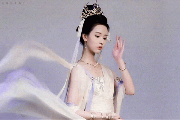 這兩年被誇的古裝造型都有一個共同特質“迴歸過去”