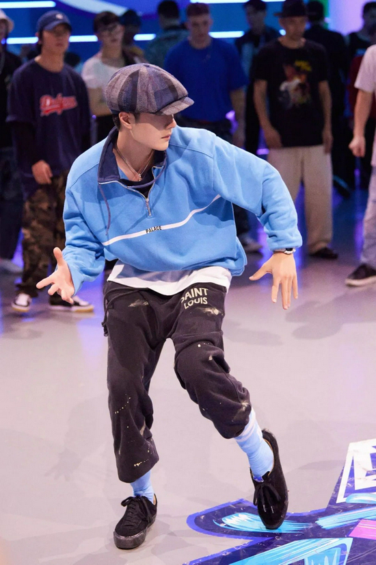 王一博把《這就是街舞》中的穿搭搬進了你的日常生活,可行嗎? 王一博把《這就是街舞》中的穿搭搬進了你的日常生活,可行嗎?