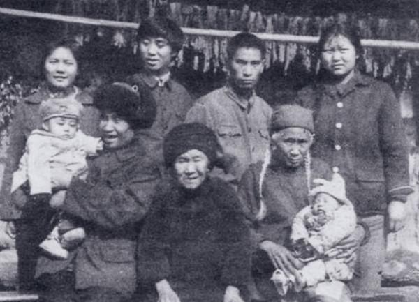 四川白毛女：深山孤苦17年，渾身赤裸當野人，下山後生下一兒一女