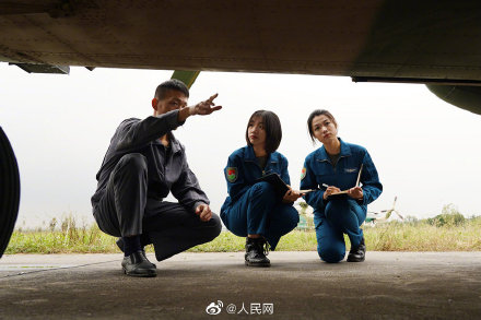 又美又颯!首批陸航女飛行員逐夢藍天 又美又颯!首批陸航女飛行員逐夢藍天