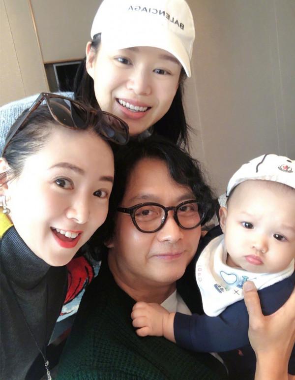 謝天華參加聚會，翁虹與同學謝君豪32年後同框，均凍齡有術狀態好