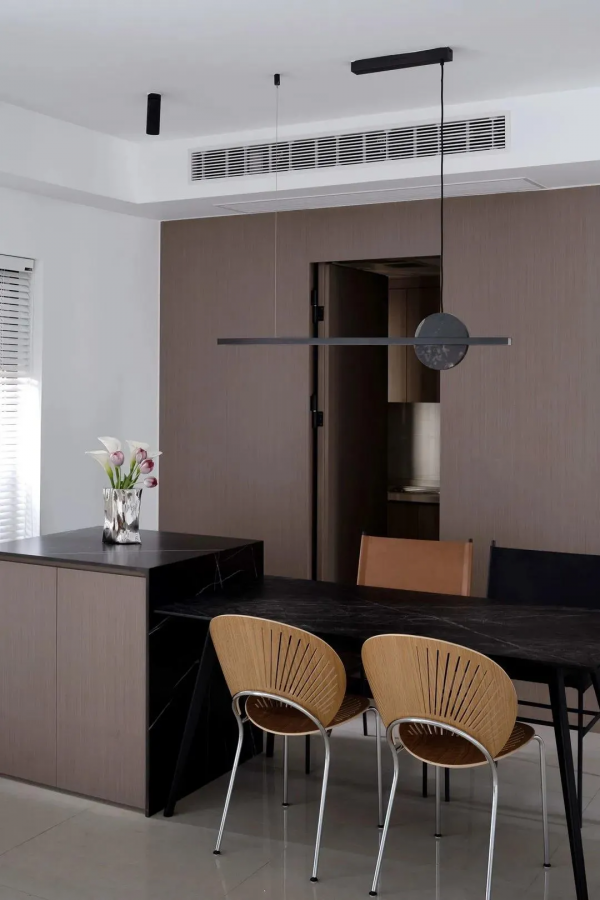 138㎡北歐風格裝修，客廳大面積留白+深咖色設計，這顏值絕了