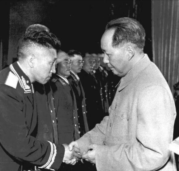 16歲少年偷著參軍,後來成為我軍司令,返鄉後母親問道:你是誰? 16歲少年偷著參軍,後來成為我軍司令,返鄉後母親問道:你是誰?