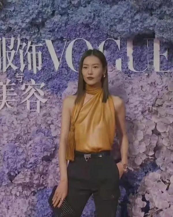 女明星紅毯造型PK:宋佳顯壯,周冬雨保暖,楊冪造型一騎絕塵 女明星紅毯造型PK:宋佳顯壯,周冬雨保暖,楊冪造型一騎絕塵