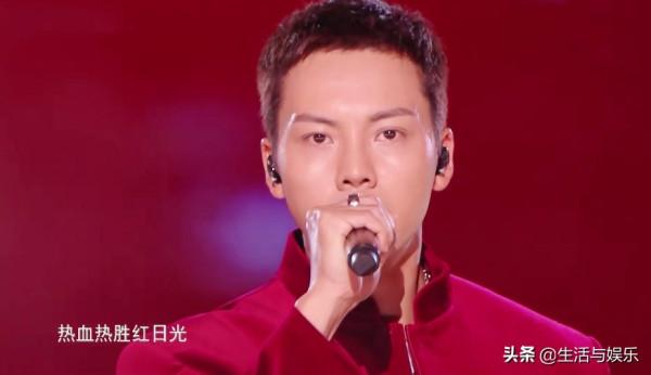 2022跨年晚會紅黑榜：楊冪飛吻成經典，頂流唱歌跑調帶偏專業歌手