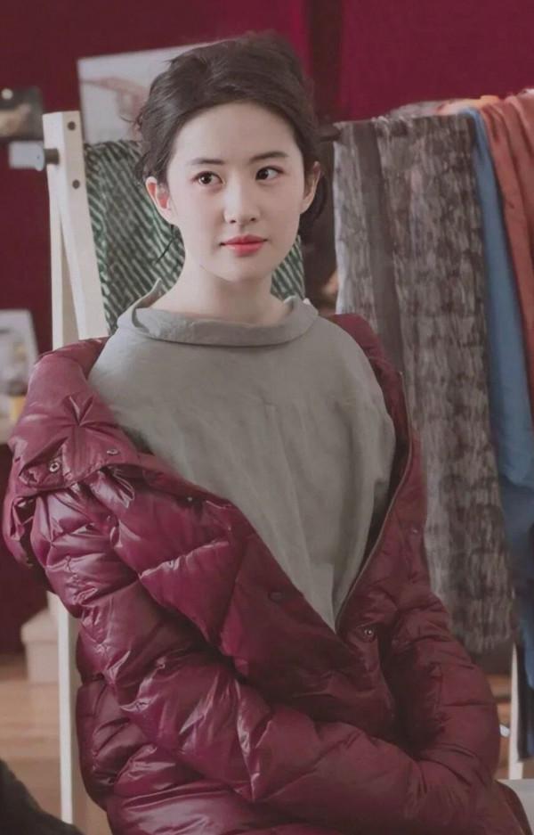 劉亦菲用臉撐起衣服，老氣羽絨服也穿得清新脫俗，這氣質不得不服