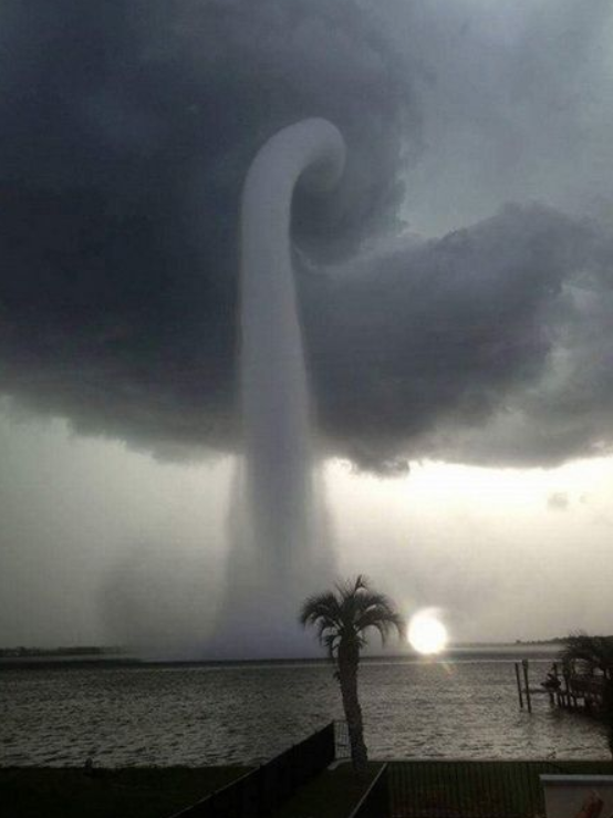 青海湖“湖神顯靈”了？大量湖水被雷雲吸上天，到底發生什麼事？