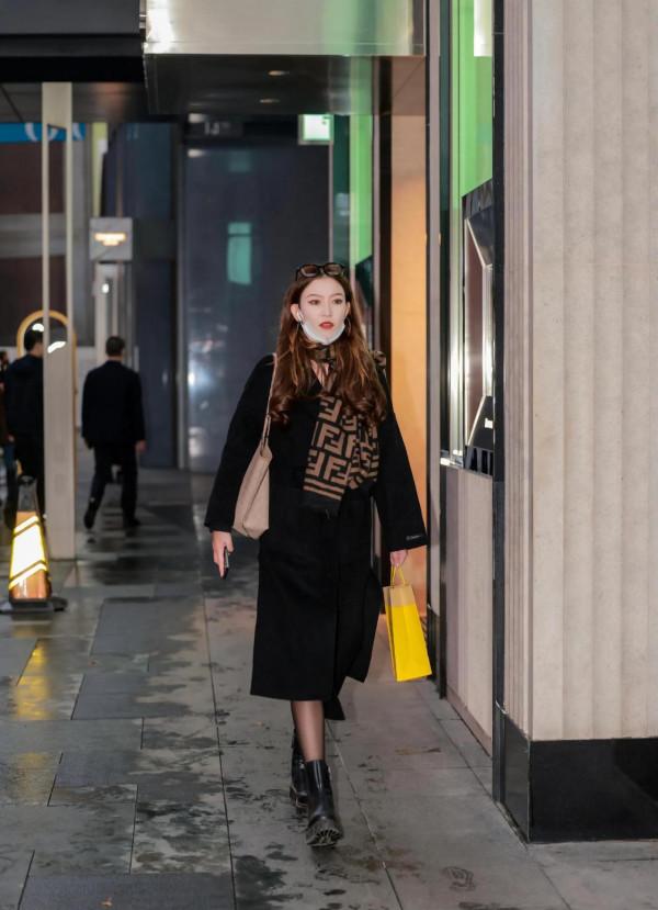 看街拍 學穿搭：Fendi、LV、Gucci、Chanel等大牌圍巾穿搭示範