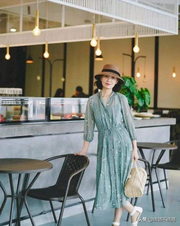 奔五奔六的女人，少穿這3種“顯老色”！顯老又土氣，看著很廉價