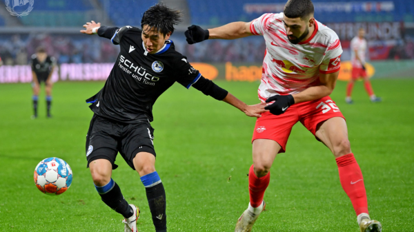 半程獨造8球，射門冷靜犀利，25歲的日本邊鋒成了德甲隊的金靴