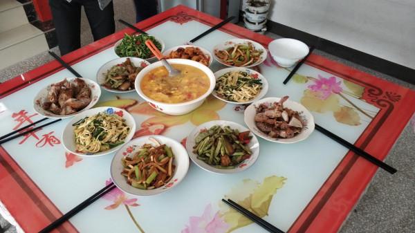 吃剩飯剩菜在農村是普遍現象,如果真有問題也就沒人敢吃了 吃剩飯剩菜在農村是普遍現象,如果真有問題也就沒人敢吃了